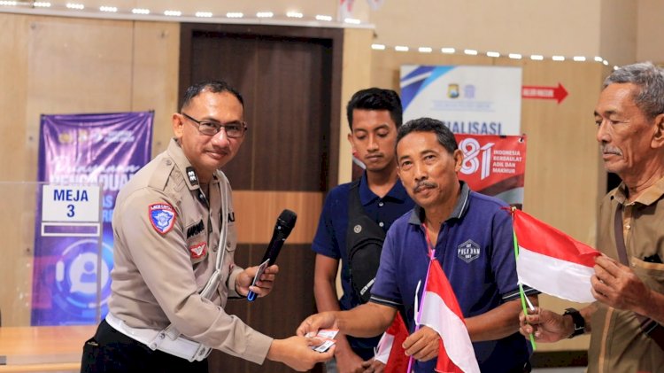 Satlantas Polres Gresik Hadiahkan 